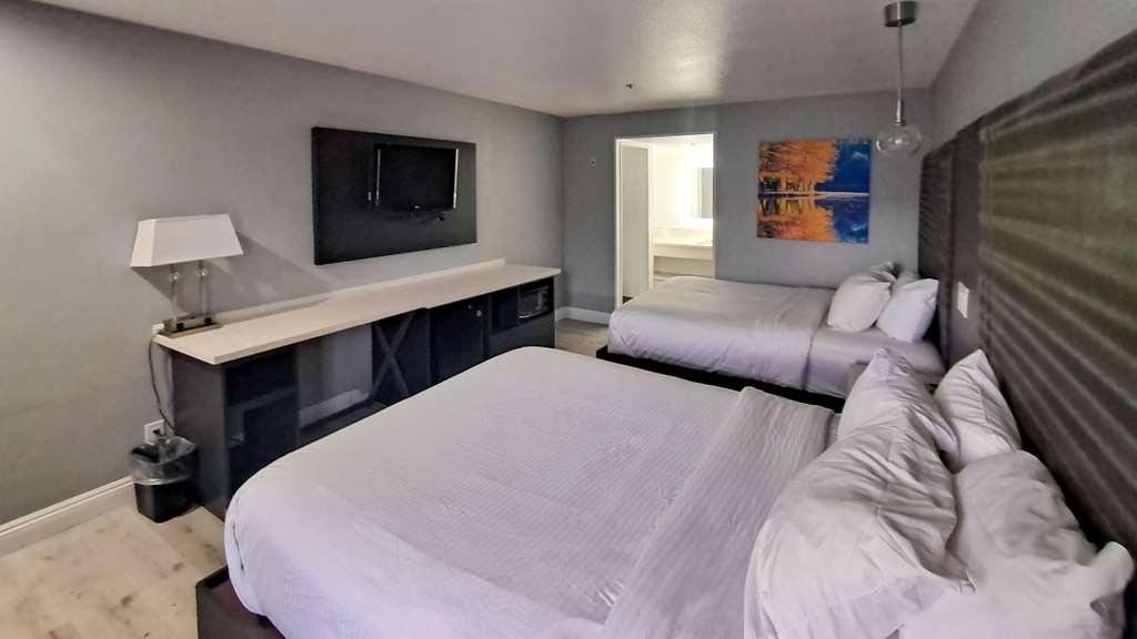 Clarion Pointe San Diego East Hotel