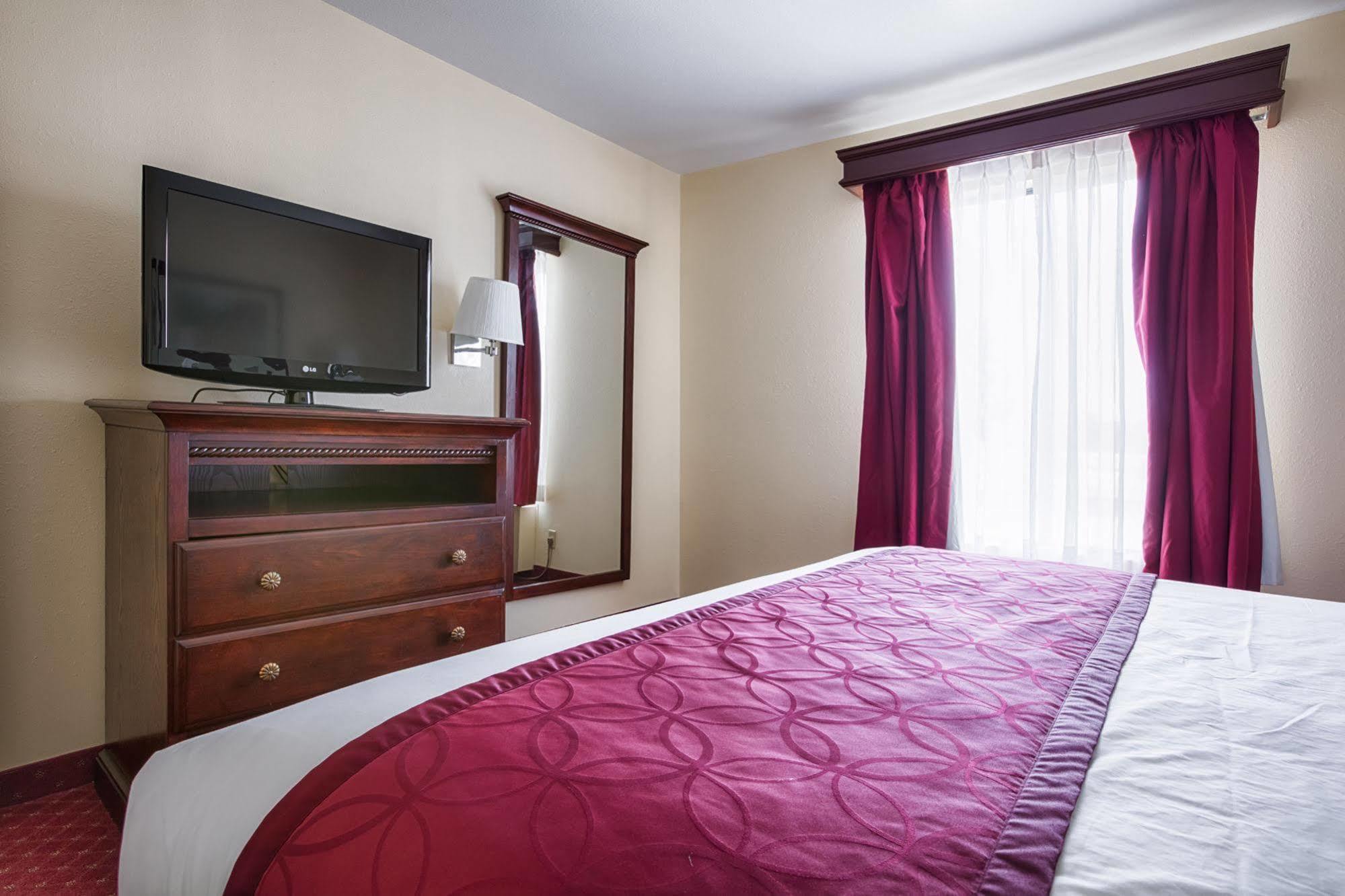 Clarion Pointe San Diego East Hotel 2*