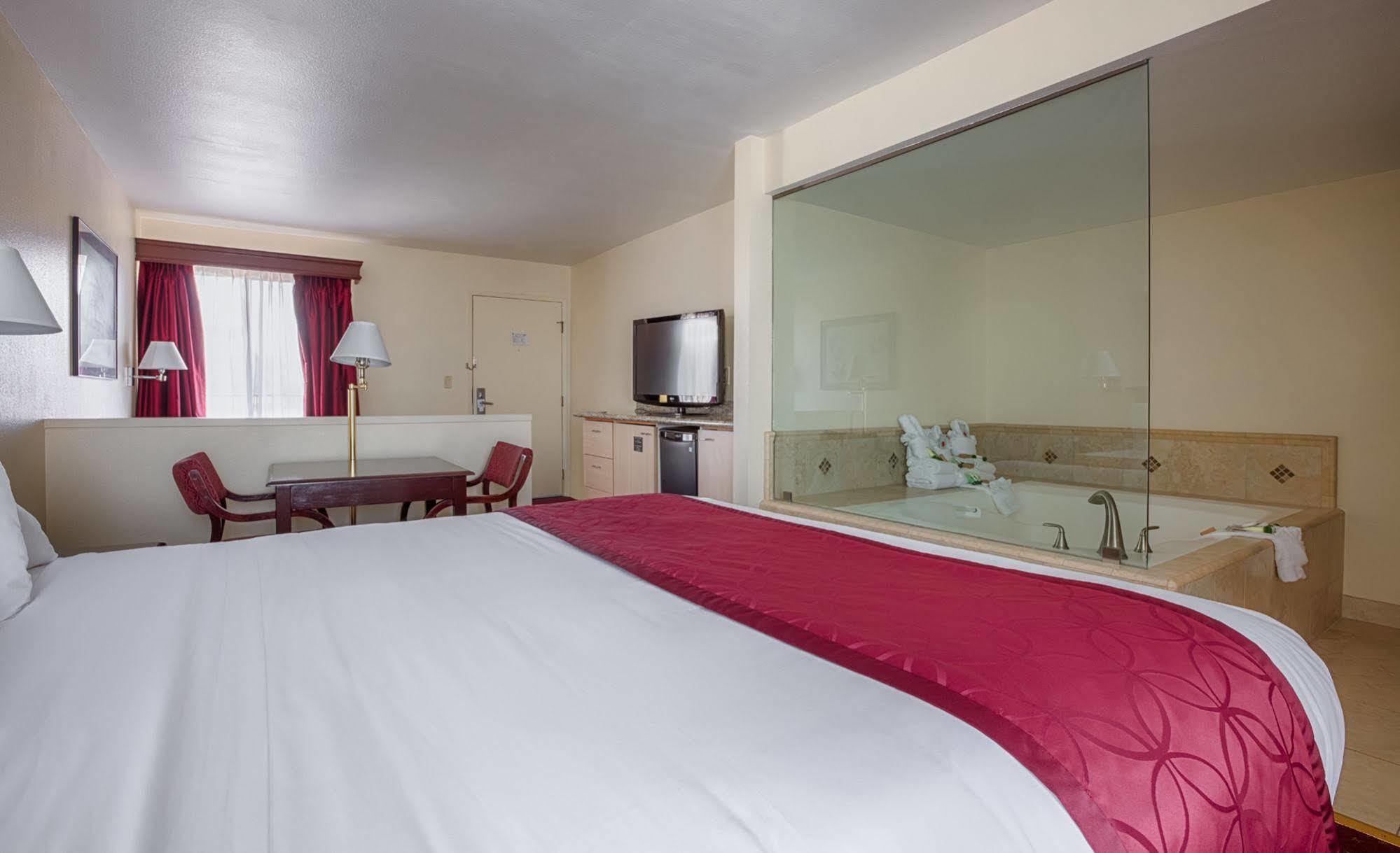 Clarion Pointe San Diego East Hotel 2*